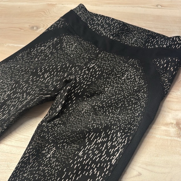 Women's Black Patterned Leggings - Picture 2 of 6